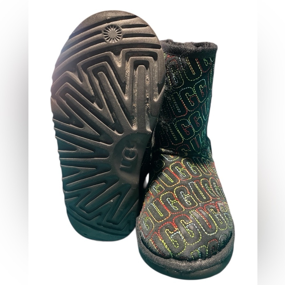 UGG Classic II Graphic Stitch Boot - Picture 4 of 6